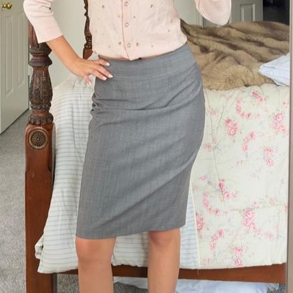 Banana Republic grey wool pencil skirt with a tailored fit and back slit - Picture 4 of 8